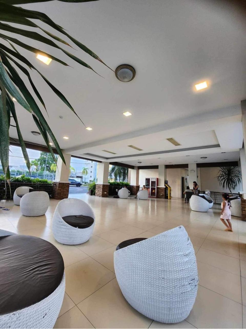 8 Spatial Condominium Davao Екстер'єр фото